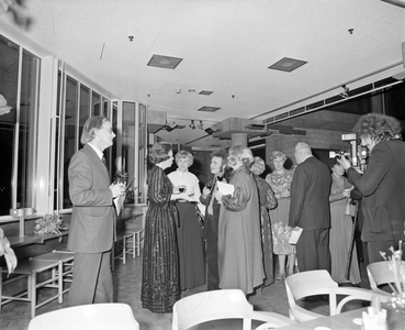 880327 Afbeelding van de officiële opening van het Muziekcentrum Vredenburg te Utrecht, met centraal prinses Beatrix in ...